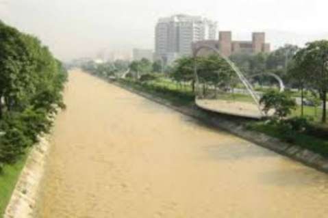 Alud de tierra cae sobre el Río Medellín en el municipio de Caldas