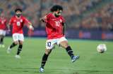 ¿Atacaron a Mohamed Salah en pleno partido? Tuvo que salir escoltado: video