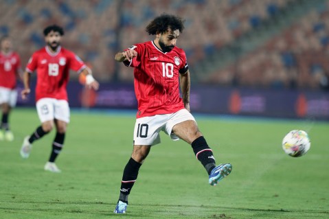 ¿Atacaron a Mohamed Salah en pleno partido? Tuvo que salir escoltado: video