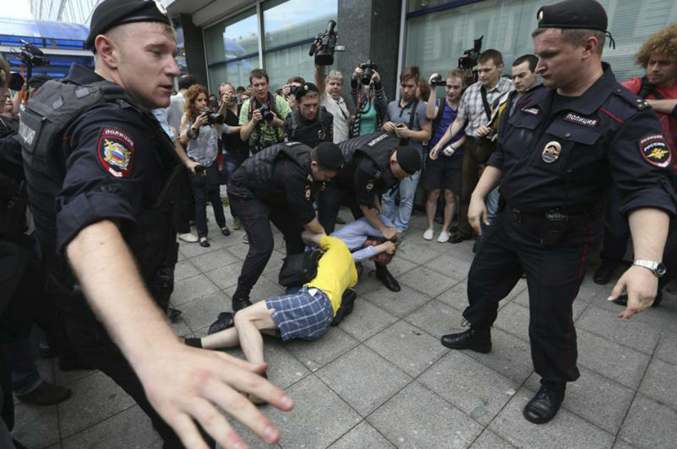 Son constantes los enfrentamientos entre la comunidad LGBTI en Moscu y los tradicionales