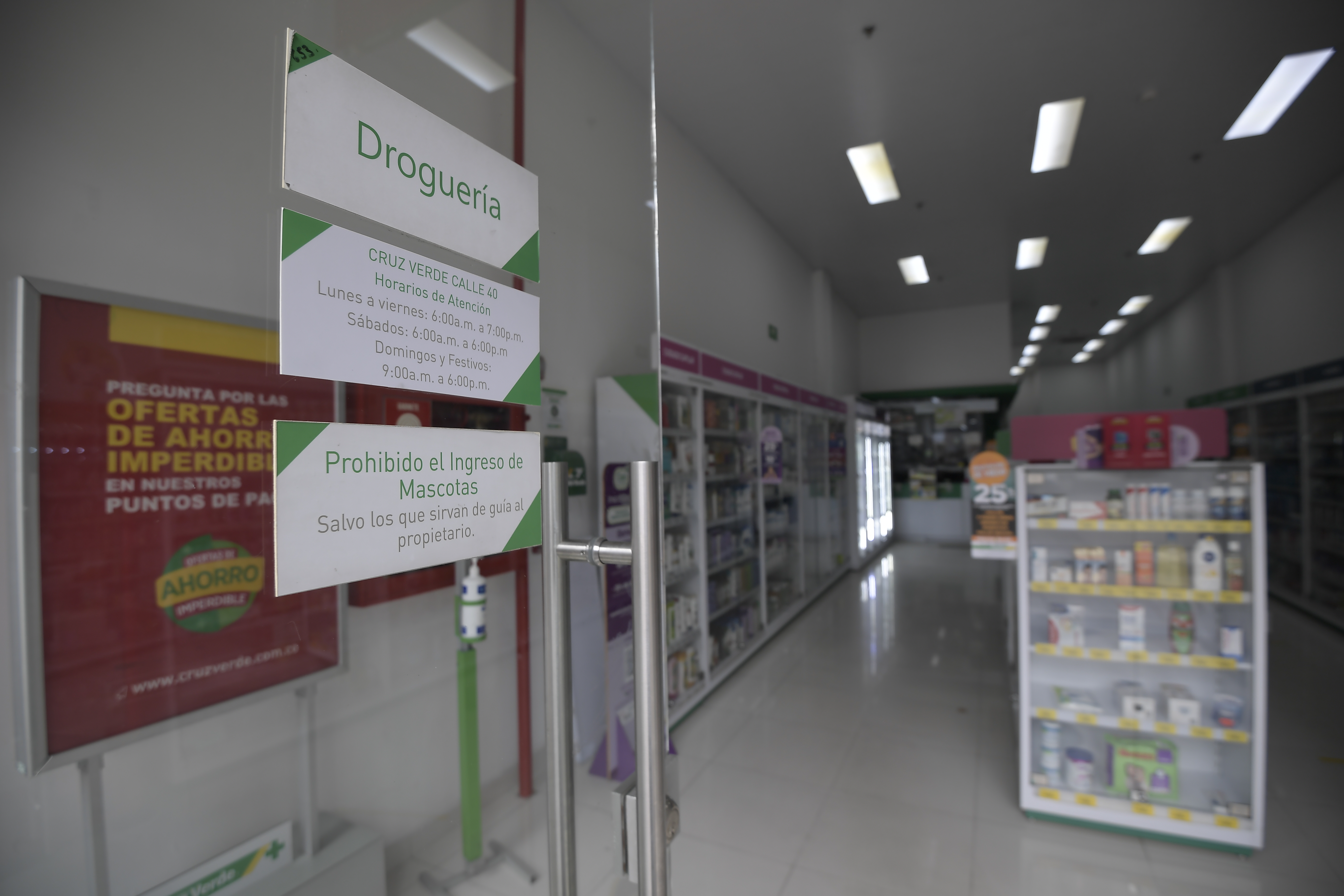 Fachada e instalaciones de esta droguería, una de las encargadas de la entrega de medicamentos de la EPS Sanitas.