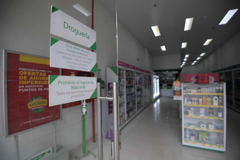 Fachada e instalaciones de esta droguería, una de las encargadas de la entrega de medicamentos de la EPS Sanitas.