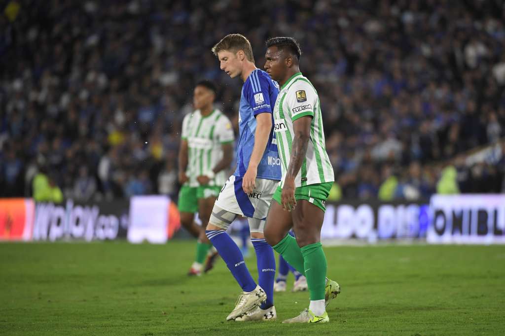 Jugador de Atlético Nacional durante el compromiso ante Millonarios en el Estadio El Campin de Bogotá, lo acompaña el jugador Andrés Llinás