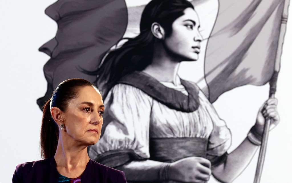 MEX1494. CIUDAD DE MÉXICO (MÉXICO), 09/10/2024.- La presidenta de México, Claudia Sheinbaum, habla durante su conferencia de prensa matutina este miércoles, en el Palacio Nacional de Ciudad de México (México). Sheinbaum prometió “investigación e inteligencia” para terminar con la pugna interna del Cártel de Sinaloa y que ha escalado la violencia en la capital de ese estado, donde ha dejado más de 140 asesinatos desde el 9 de septiembre. EFE/ José Méndez