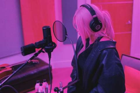 Karol G confirmó inesperada colaboración con otro artista y no será en reguetón