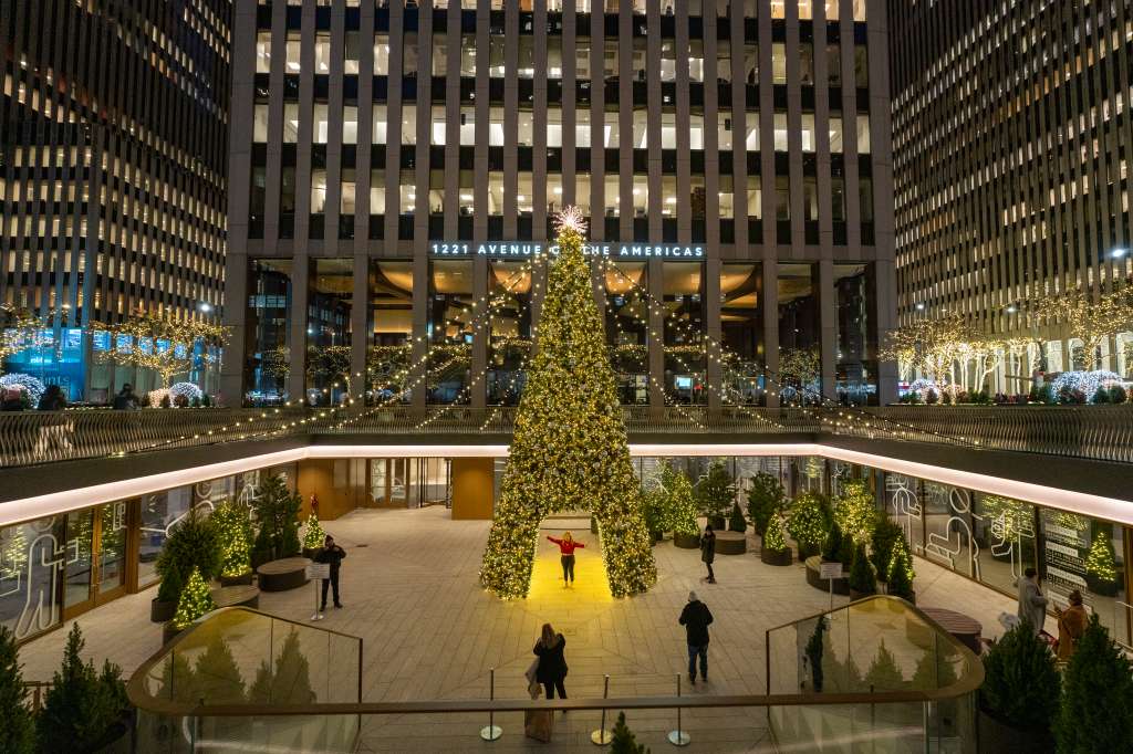 -FOTODELDÍA- AME2787. NUEVA YORK (ESTADOS UNIDOS), 02/12/2024.- Personas se toman fotos junto al árbol de navidad del edificio 1221 Avenue of the Americas este lunes en la ciudad de Nueva York (Estados Unidos). EFE/ Ángel Colmenares