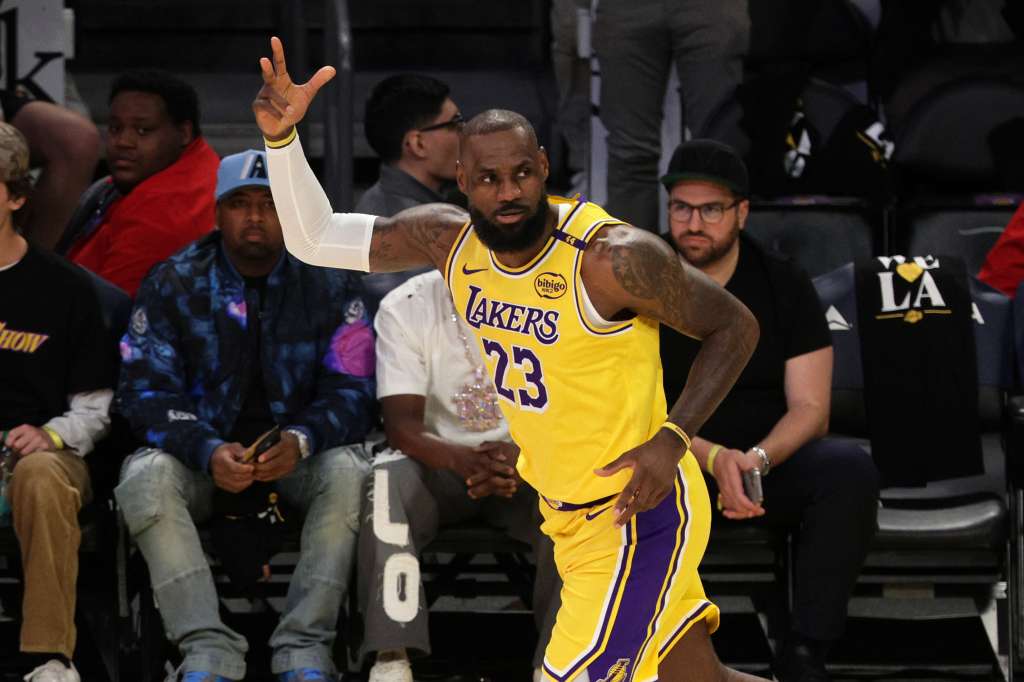 LOS ANGELES (United States), 05/03/2025.- Los Angeles Lakers forward LeBron James celebrates after achieving 50,000 career points during the first half of the NBA basketball game between the New Orleans Pelicans and the Los Angeles Lakers in Los Angeles, California, USA, 04 March 2025. (Baloncesto, Nueva Orleáns) EFE/EPA/ALLISON DINNER SHUTTERSTOCK OUT