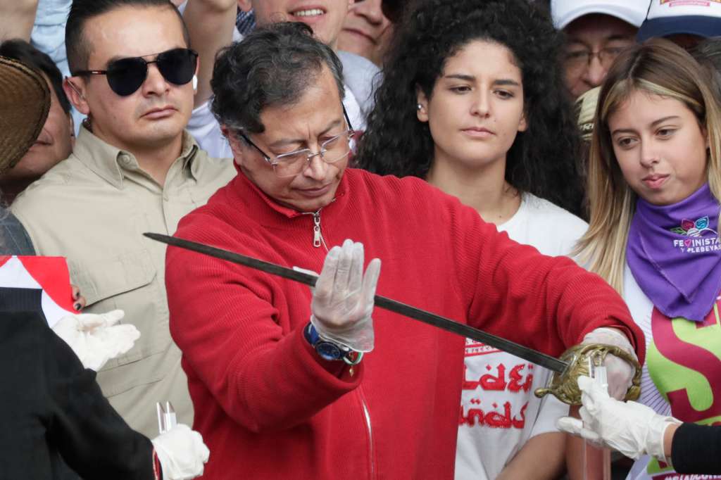 AME4405. BOGOTÁ (COLOMBIA), 01/05/2025.- El presidente de Colombia, Gustavo Petro, sostiene la espada del Libertador Simón Bolívar este jueves, durante la conmemoración del Día Internacional del Trabajo en Bogotá (Colombia). Petro tomó a espada de Bolívar al concluir su discurso ante miles de trabajadores e indígenas reunidos frente al Capitolio Nacional en el Día del Trabajo para apoyar sus reformas y la consulta popular propuesta por el mandatario. EFE/ Carlos Ortega