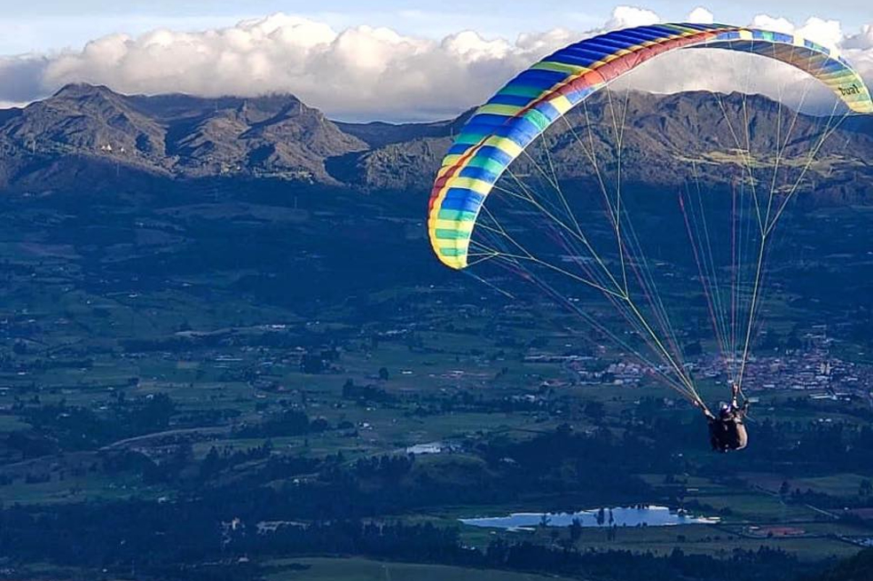 Parapente Paraíso es un club deportivo constituido hace más de 16 años, con la finalidad de prestar el servicio de vuelos inductivos en parapente como actividad principal.