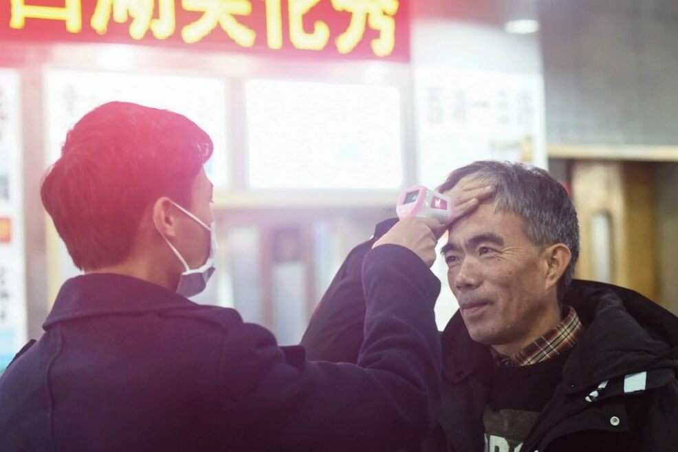 El gobierno chino está tomando medidas drásticas para controlar la epidemia como aíslar la ciudad de Wuhan. / AFP