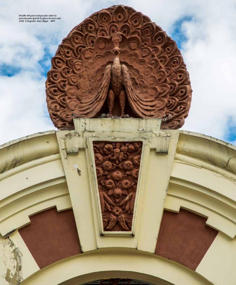 En la arquitectura de la Plaza, que mezcla elementos arquitectónicos de tradición europea como el Beaux-Arts y el Art Noveau, resaltan elementos de ornato alegóricos a la naturaleza como hojas, glores y animales, como es el caso de los pavos que coronan las entradas orientales y occidentales de la plaza.
