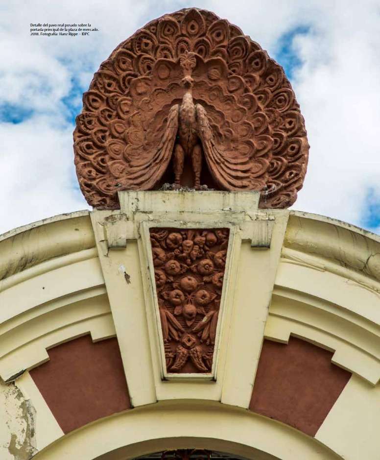 En la arquitectura de la Plaza, que mezcla elementos arquitectónicos de tradición europea como el Beaux-Arts y el Art Noveau, resaltan elementos de ornato alegóricos a la naturaleza como hojas, glores y animales, como es el caso de los pavos que coronan las entradas orientales y occidentales de la plaza.