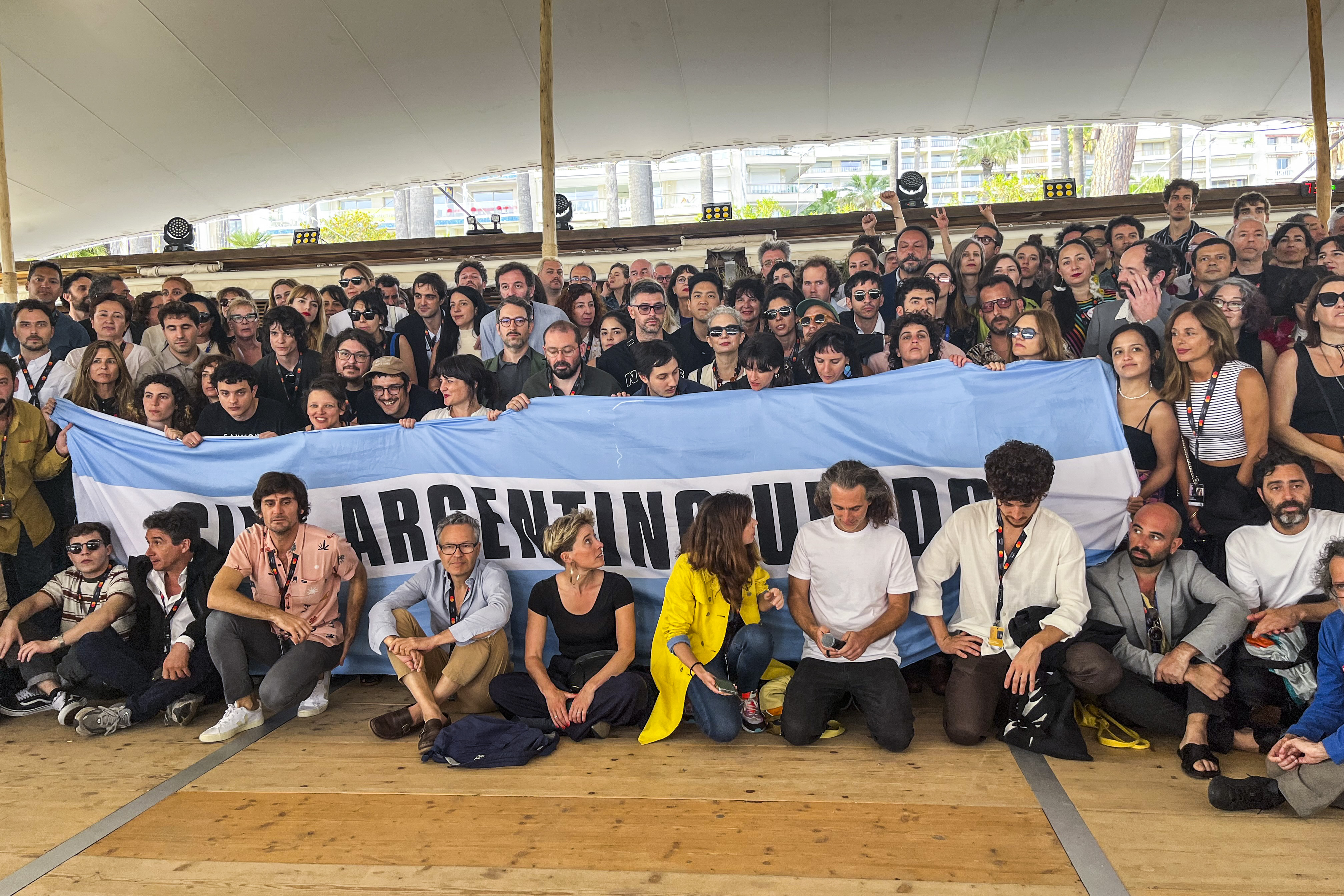 CANNES (GRANCIA), 19/05/2024.- La industria del cine argentino se manifestó este domingo en el Festival de Cannes contra las políticas del Gobierno del presidente ultraderechista Javier Milei, que con sus recortes a la cultura promueve "hambre, ignorancia e intolerancia", según expresaron decenas de sus profesionales en un manifiesto. EFE/Nerea González