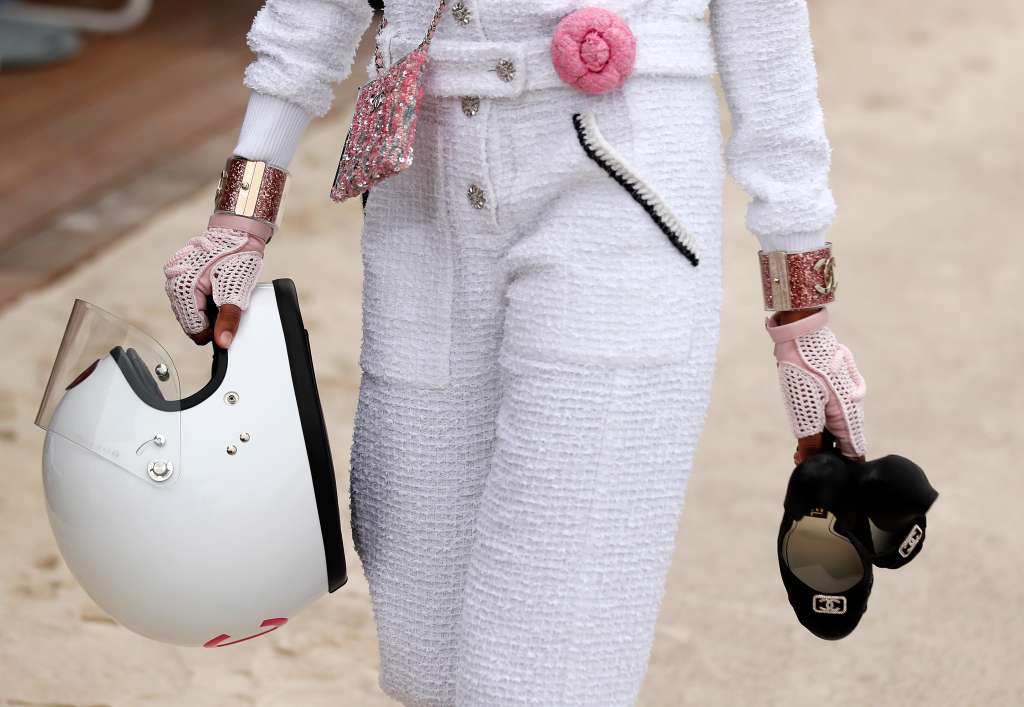 Monaco (Monaco), 05/05/2022.- A detailed view of a model presenting a creation and accessories from the Chanel Cruise 2022-23 Collection during a fashion show in Monaco, 05 May 2022. (Moda) EFE/EPA/SEBASTIEN NOGIER