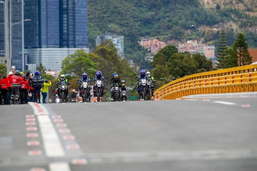 El puente completa el corredor de la calle 153, conectando de manera continua la carrera Séptima con la avenida Boyacá.