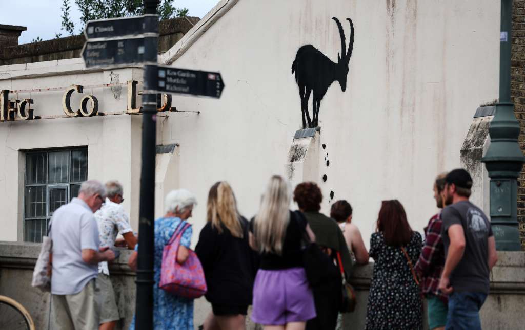 London (United Kingdom), 05/08/2024.- People view a new artwork depicting a goat by British anonymous street artist Banksy on the side of a home in Kew, south west London, Britain, 05 August 2024, after Banksy posted a picture of the artwork on his his social media account. (Reino Unido, Londres) EFE/EPA/ANDY RAIN