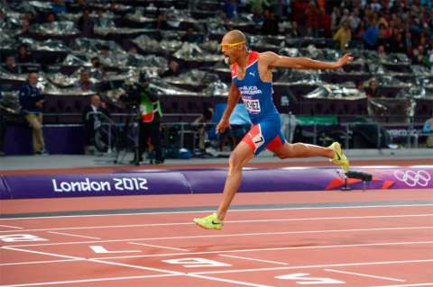 Félix Sánchez sorprende y gana oro olímpico