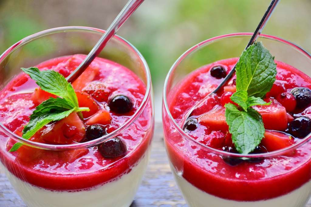 En un sartén con una cucharada de azúcar deje a fuego lento las moras y fresas, hasta que suelten el jugo y estén blandas. En otra vasija mezcle hasta lograr uniformidad entre la crema de leche, ralladura de limón, dos cucharadas de azúcar. Seguidamente, anexe el queso crema y las frutas con todo lo anterior y al terminar métalo en la nevera.