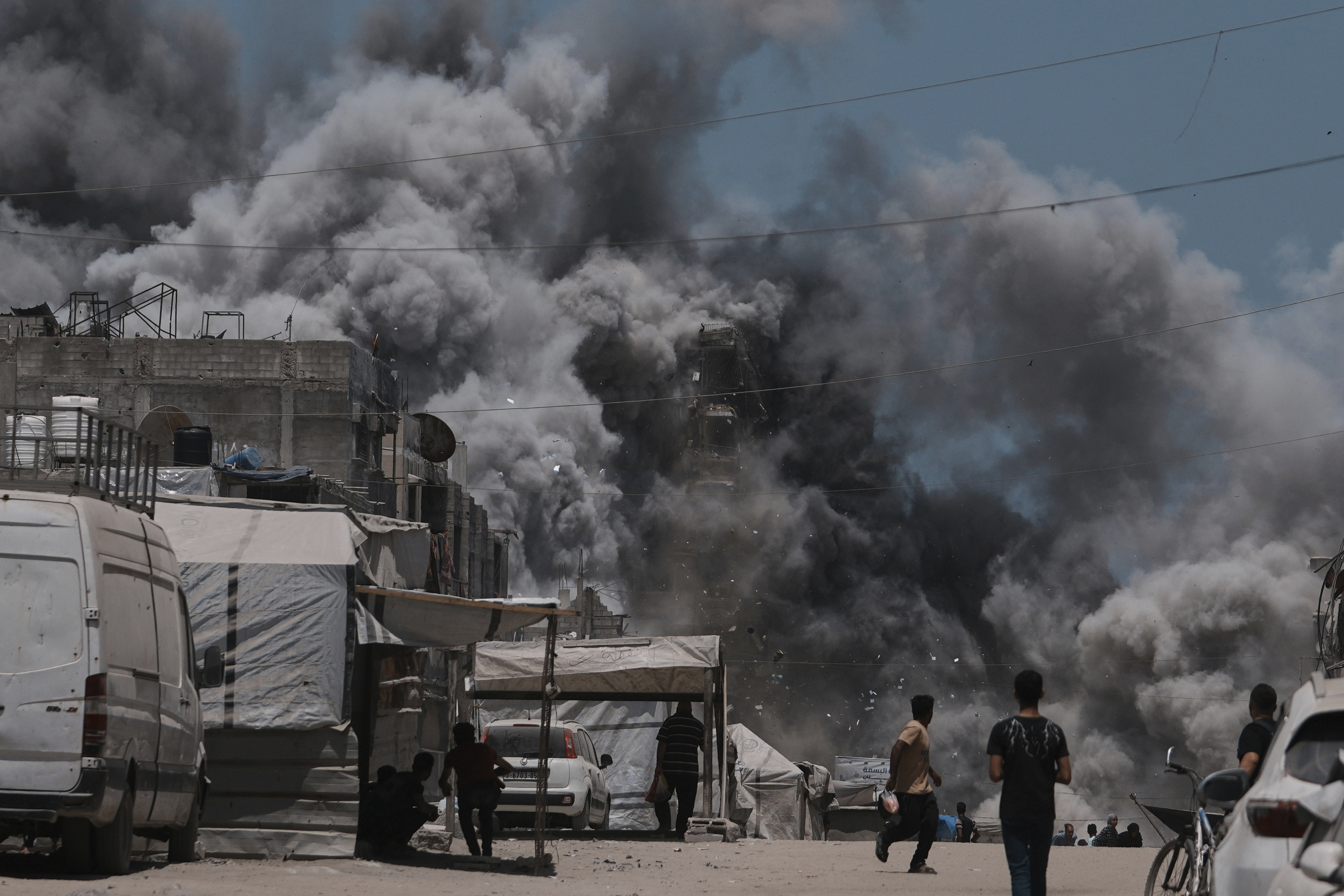 El humo se eleva tras un ataque israelí en la ciudad de Gaza.