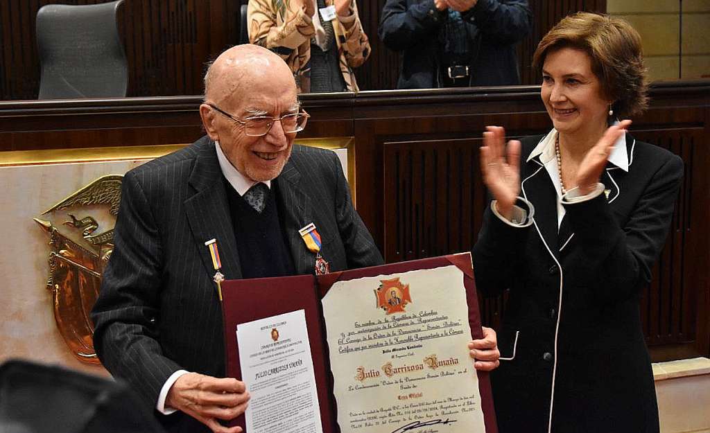 El ambientalista Julio Carrizosa recibe de manos de la representante a la Cámara Julia Miranda la Orden de la Democracia Simón Bolívar por sus aportes al Medio Ambiente.