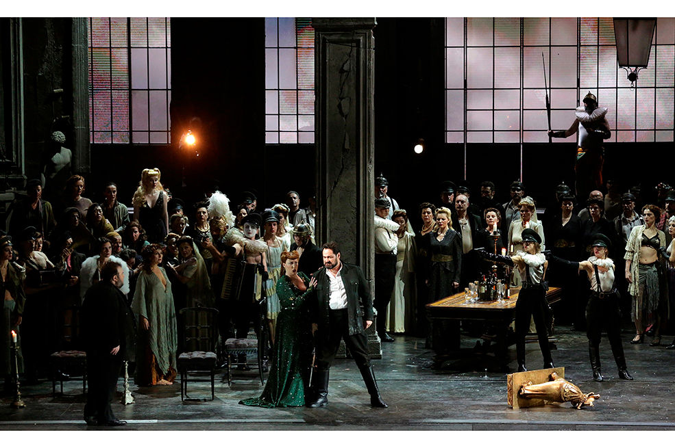 Fotografía facilitada por el Teatro alla Scala de Milán, Italia, del bajo ruso Ildar Abdrazakov, en el papel de Atila, y la soprano española Saioa Hernández, como Odabella, durante la representación de la ópera “Attila” de Giuseppe Verdi, con la que La Scala de Milán ha inaugurado su temporada lírica. / EFE