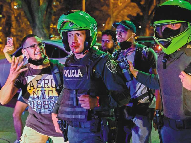Decenas de policías han sido heridos durante las recientes protestas ciudadanas. / AFP