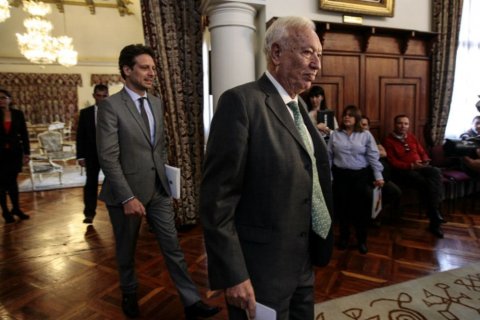"Pensar que ABC o El País pueden derribar régimen venezolano es realismo mágico": canciller español a Maduro
