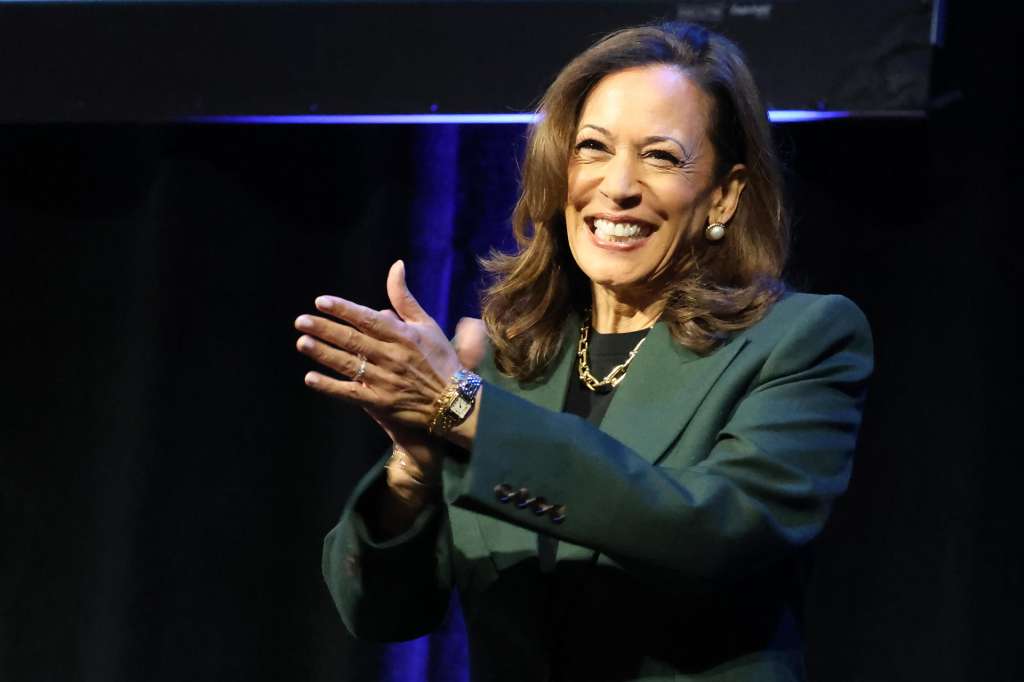 AME6634. WASHINGTON (ESTADOS UNIDOS), 09/10/2025.- La exvicepresidenta de EE.UU, Kamala Harris, reacciona durante la presentación de su libro '107 días' en el que revela los entresijos de la campaña en la que fue derrotada por Donald Trump este jueves, en el Teatro Warner, en Washington (EE.UU.). EFE/ Octavio Guzmán