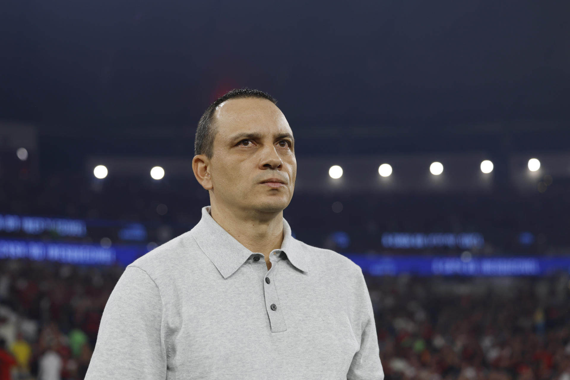 AMDEP3798. RÍO DE JANEIRO (BRASIL), 16/04/2026.- El entrenador del Medellín, Alejandro Restrepo, reacciona este jueves, en un partido de la fase de grupo de la Copa Libertadores entre Flamengo e Independiente Medellín en el estadio Maracaná en Río de Janeiro (Brasil). EFE/ Antonio Lacerda