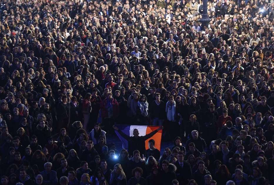Los franceses se reunieron el 17 de noviembre en la plaza principal de Toulouse, al sur del país, para rendir homenaje a las víctimas del atentado. / AFP