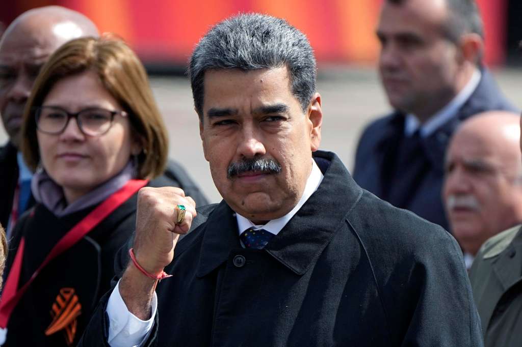 AME456. BOGOTÁ (COLOMBIA), 25/08/2025.- Fotografía de archivo del 9 de mayo de 2025 del presidente de Venezuela, Nicolás Maduro, en el desfile militar del Día de la Victoria, en Moscú (Rusia). Maduro juró este lunes que a la nación caribeña "no la toca nadie", y aseguró que fueron activadas todas "las fuerzas y el poder nacional" para defender al país de "las amenazas ilegales, inmorales y criminales del imperio de los Estados Unidos". EFE/ Pavel Bednyakov ARCHIVO
