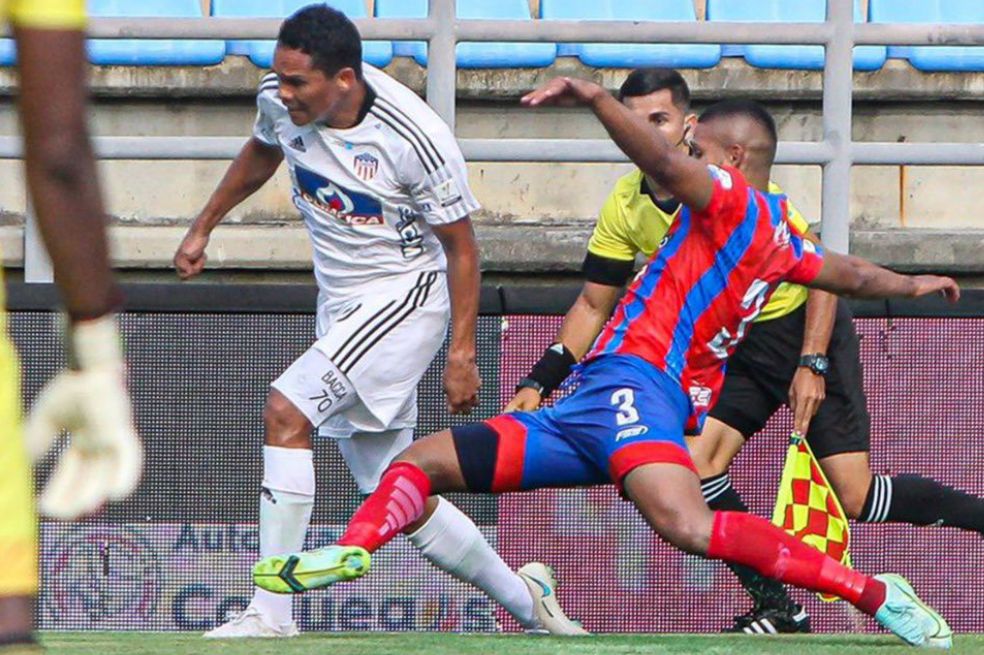Carlos Bacca (izq) abrió el marcador desde los doce pasos.