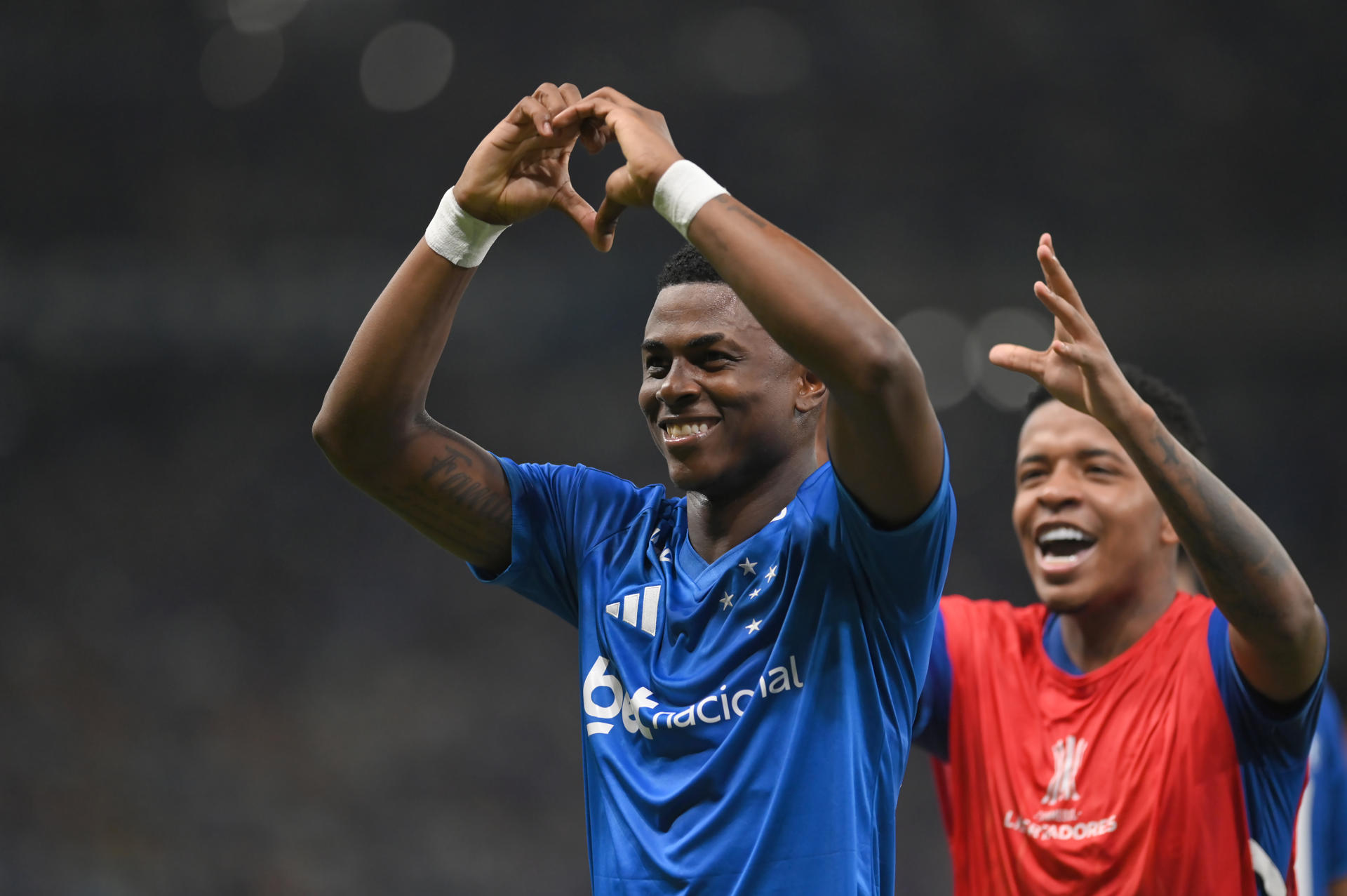 FOTODELDÍA AME7502. BELO HORIZONTE (BRASIL), 28/04/2026.- Néiser Villarreal (c) de Cruzeiro celebra un gol este martes, en un partido de la fase de grupos de la Copa Libertadores entre Cruzeiro y Boca Juniors en el estadio Mineirao, en Belo Horizonte (Brasil). EFE/ Joao Guilherme