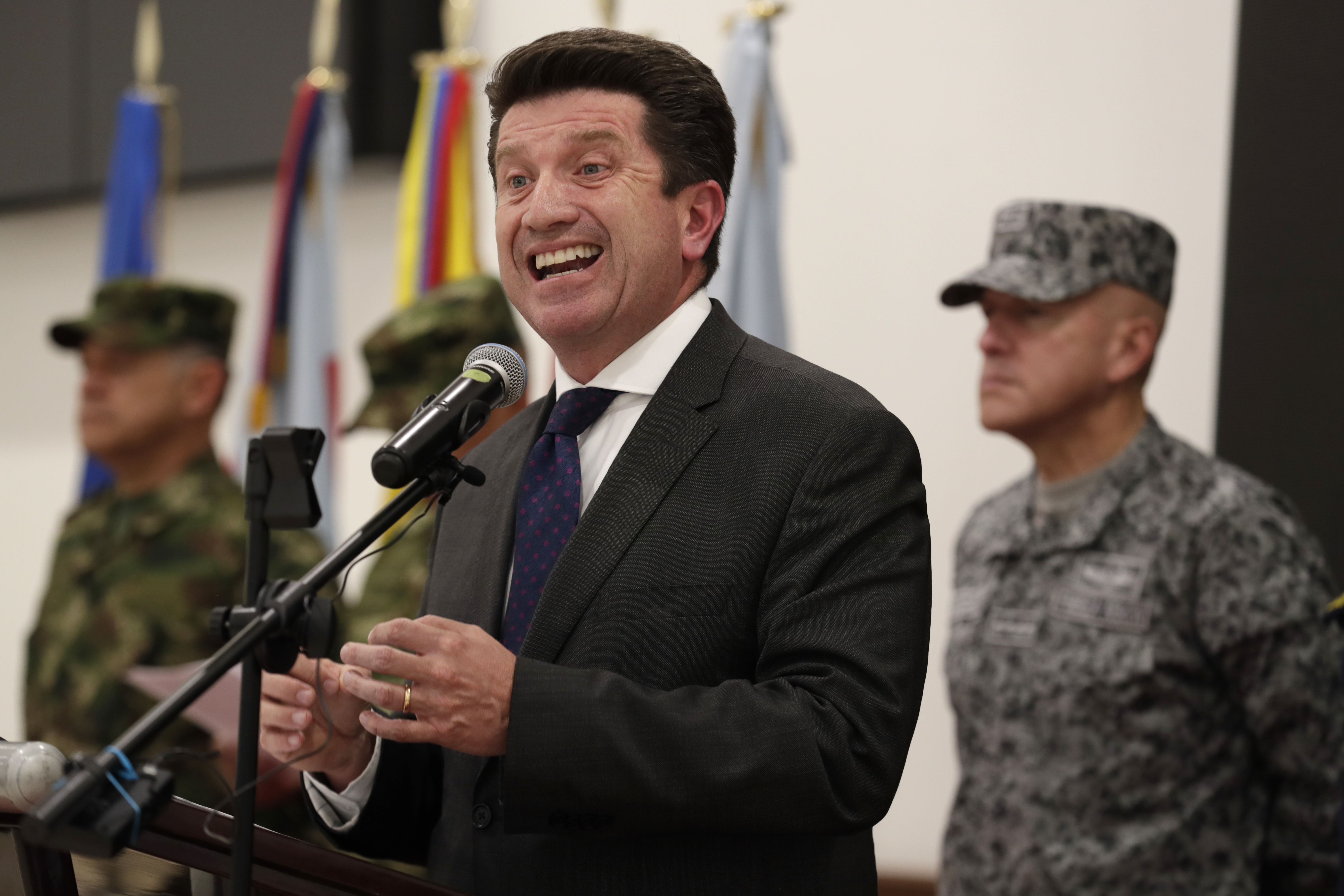 AME9342. BOGOTÁ (COLOMBIA), 06/04/2022.- El ministro de Defensa de Colombia, Diego Molano, habla hoy durante una rueda prensa en Bogotá (Colombia). Molano ofreció este miércoles junto a la cúpula militar una rueda de prensa para aclarar los hechos desarrollados durante una operación en Putumayo contra uno de los líderes de las disidencias de las FARC. La operación se saldó, según el Ejército, con 11 disidentes muertos, pero acabó, según denunciaron organizaciones sociales, convertida en una masacre contra un grupo de indígenas y campesinos. EFE/Carlos Ortega