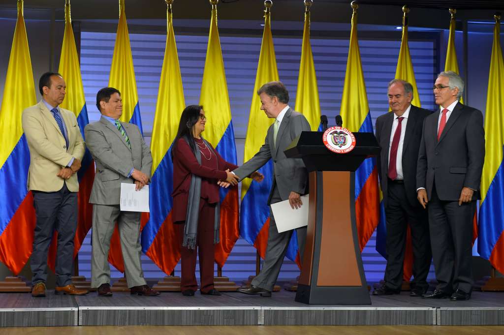 Momento en que Claudia Vacca, vocera del Comité de Escogencia, le entrega al presidente Santos la lista con los nombres de los 51 escogidos para el Tribunal de Paz y las Salas de la JEP. / Foto: César Carrión - Presidencia