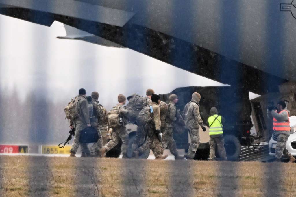Jasionka (Poland), 06/02/2022.- A US Air Force Boeing C-17 Globemaster III transport plane with US oldiers from the 82nd US Airborne Division landed at the airport in Jasionka near Rzeszow, Poland, 06 February 2022. US soldiers arrived to Poland following the Pentagon's announcement of additional forces moving from the United States to Europe to strengthen NATO's eastern flank. (Polonia, Estados Unidos) EFE/EPA/DAREK DELMANOWICZ POLAND OUT