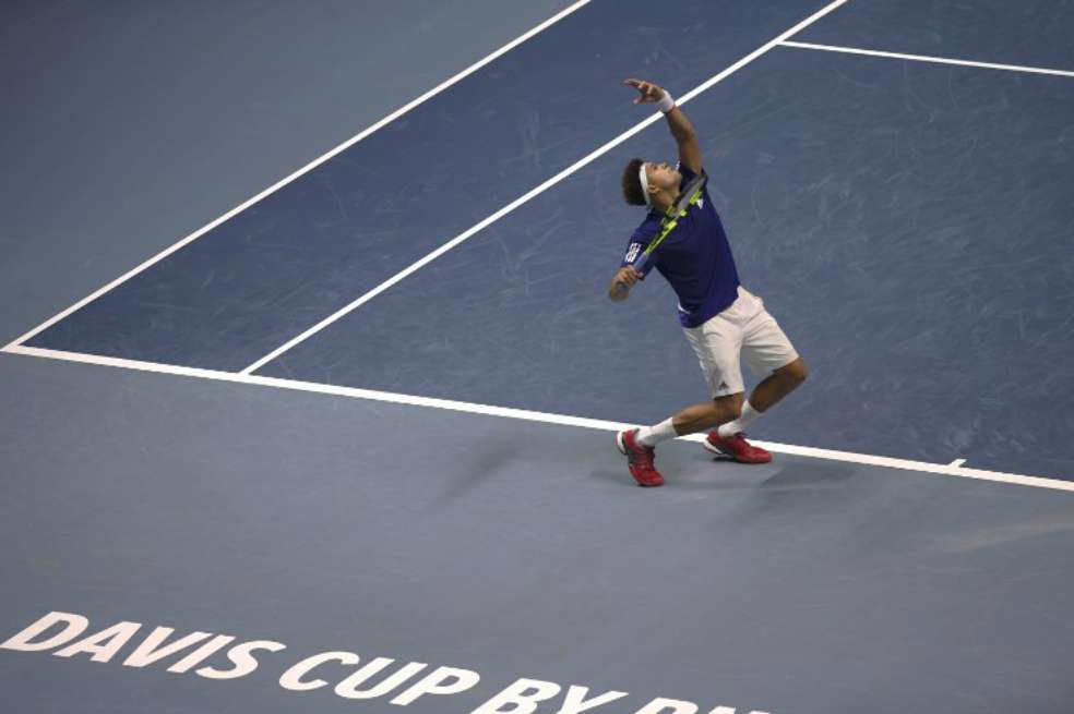 El tenista francés Jo-Wilfried Tsonga realiza un servicio, este viernes, en el segundo juego de la final de la Copa Davis. / AFP