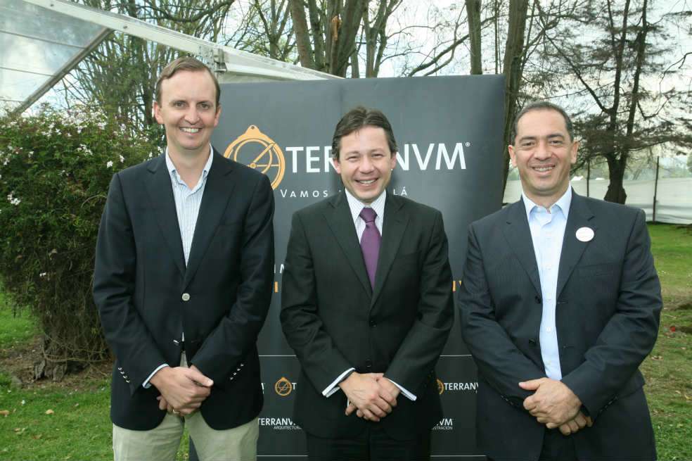 Ignacio Robledo, presidente de Terranum; Carlos de Hart, viceministro de Desarrollo Empresarial, y William MacCormick, gerente de Terranum Corporativo. / Cortesía