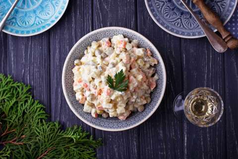 Ensalada fría con manzana y papa cremosa para el almuerzo