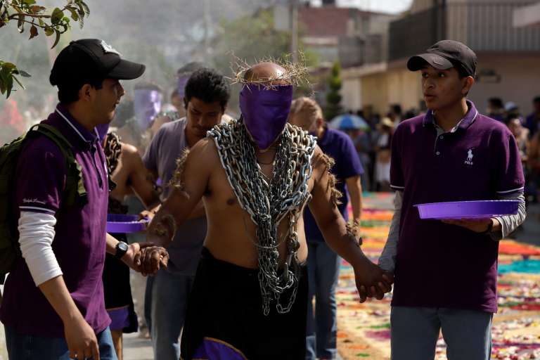 MEX1551. ATLIXCO (MÉXICO), 07/04/2023.- Devotos participan en la procesión de los engrillados este Viernes Santo, durante las celebraciones de Semana Santa, en el municipio de Atlixco, en Puebla (México). Con fe y dolor, salieron este Viernes Santo a las calles los engrillados, mexicanos que se colocan cadenas y espinas en el cuerpo para peregrinar por el municipio de Atlixco, del estado de Puebla, centro del país. EFE/ Hilda Ríos