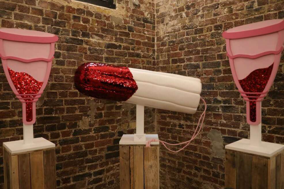 Se exhiben modelos de un par de copas menstruales y un tampón en el nuevo Museo de la Vagina en el mercado de Camden, Londres. / AFP
