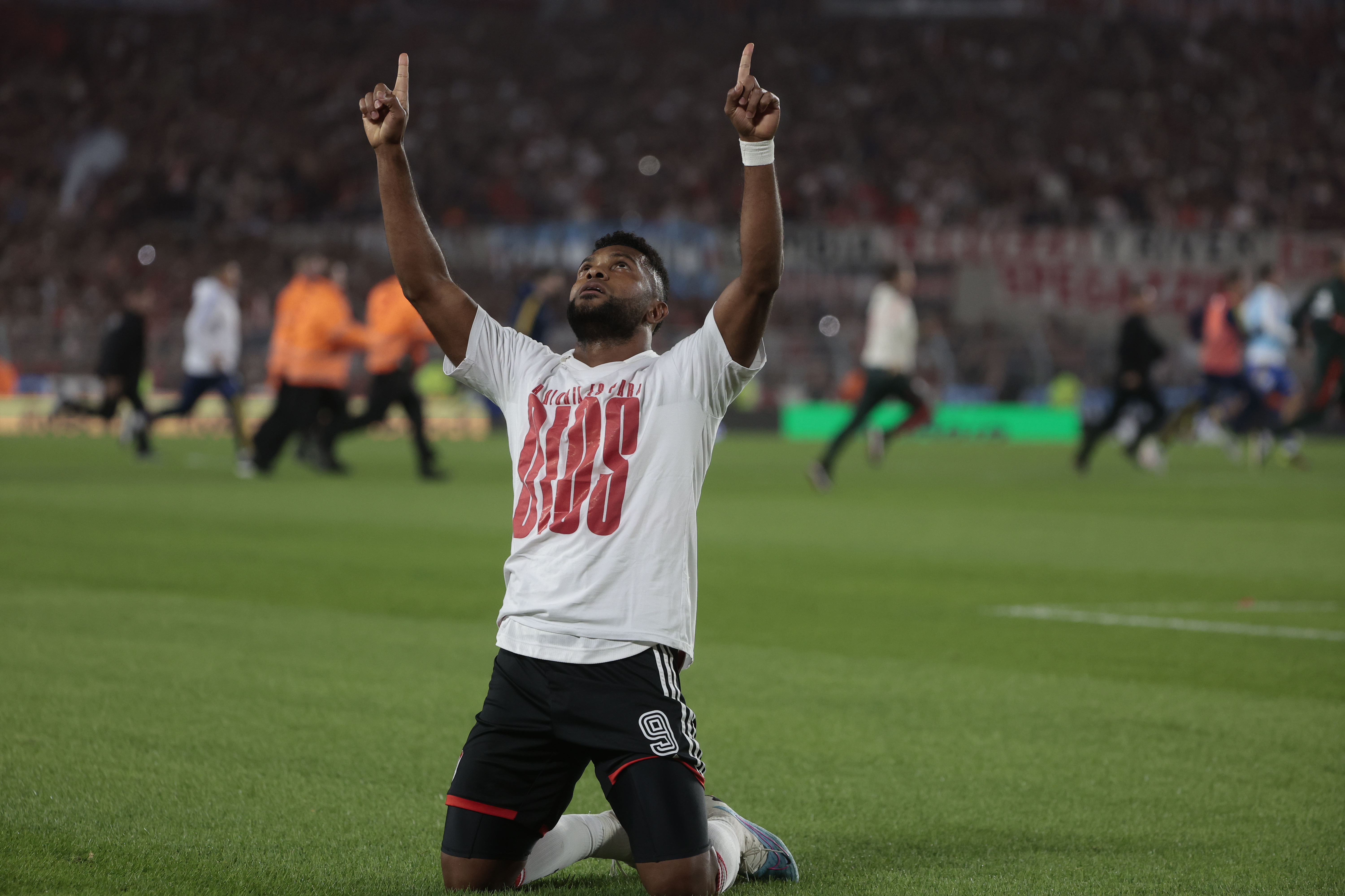 AME7940. BUENOS AIRES (ARGENTINA), 07/05/2023.- Miguel Borja de River celebra un gol hoy, durante un partido del campeonato de Primera División disputado en el estadio Monumental de Buenos Aires (Argentina). EFE/Juan Ignacio Roncoroni