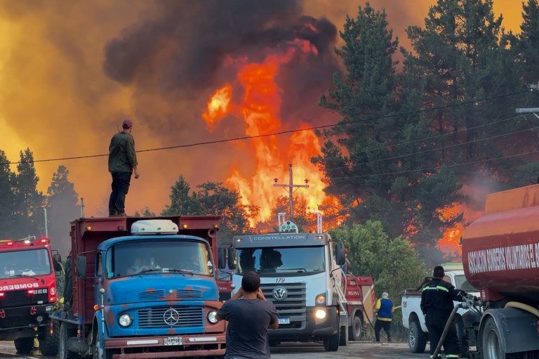 En imágenes: así se ven los incendios forestales que afectan la Patagonia