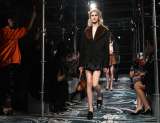 Prada se resiste a la crisis del lujo: ¿cuál fue el beneficio de la marca en 2024?