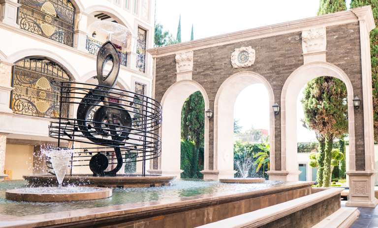 El Hotel & Spa Mansion Solis by HOTSSON está situado en el centro de Morelia, ciudad mexicana Patrimonio de la Humanidad por la Unesco.