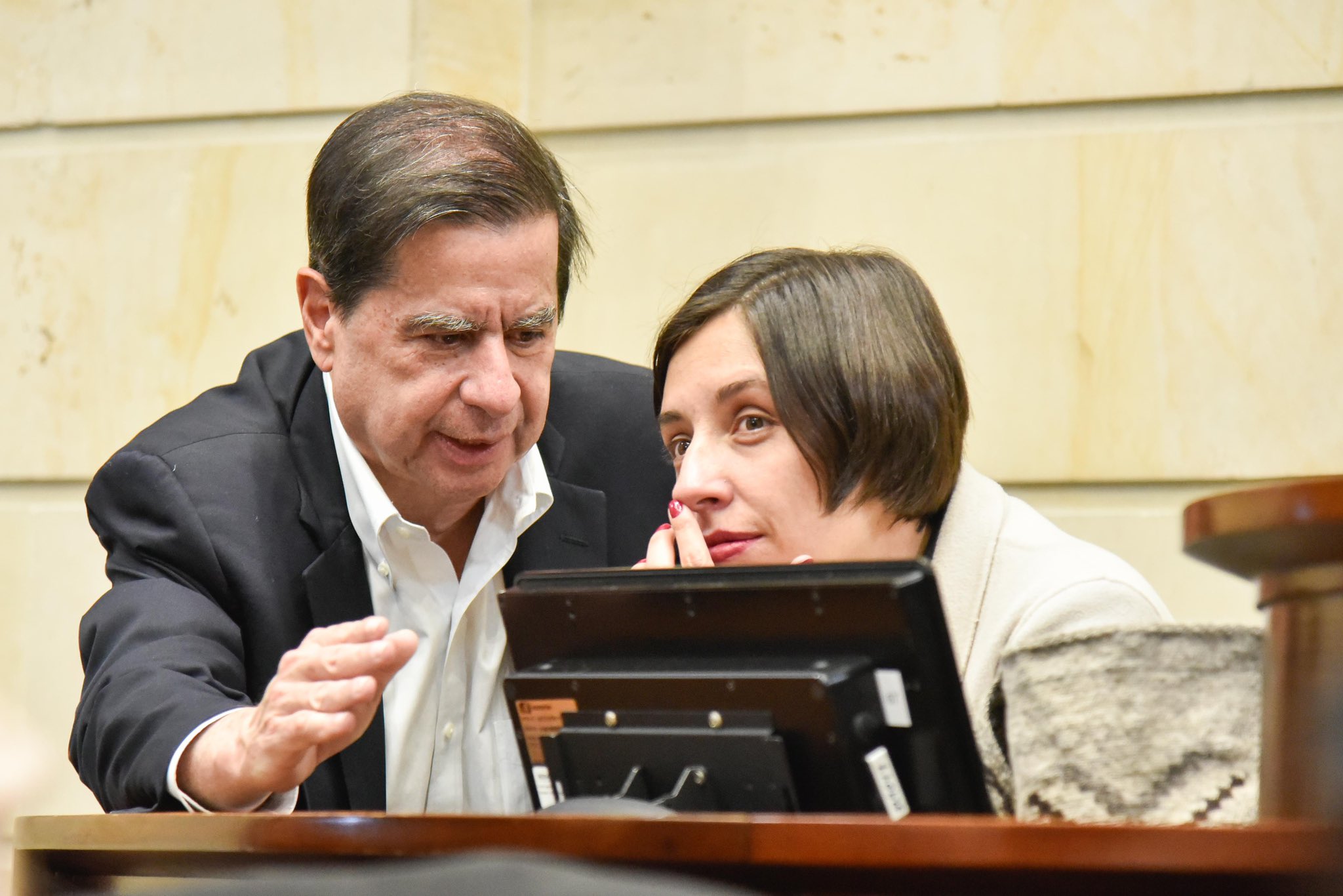 Ministros del Interior, Juan Fernando Cristo, y de Agricultura, Martha Carvajalino.