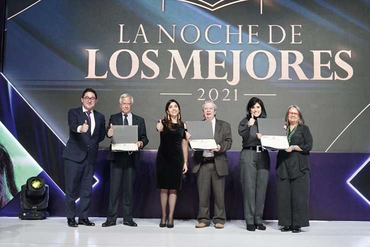 Irene Vasco, Francisco Cajiao y Eduardo Posada (de izquierda a derecha), sostienen sus distinciones de 'Vida y Obra' por su trayectoria dedicada a la educación como filosofía de vida.
