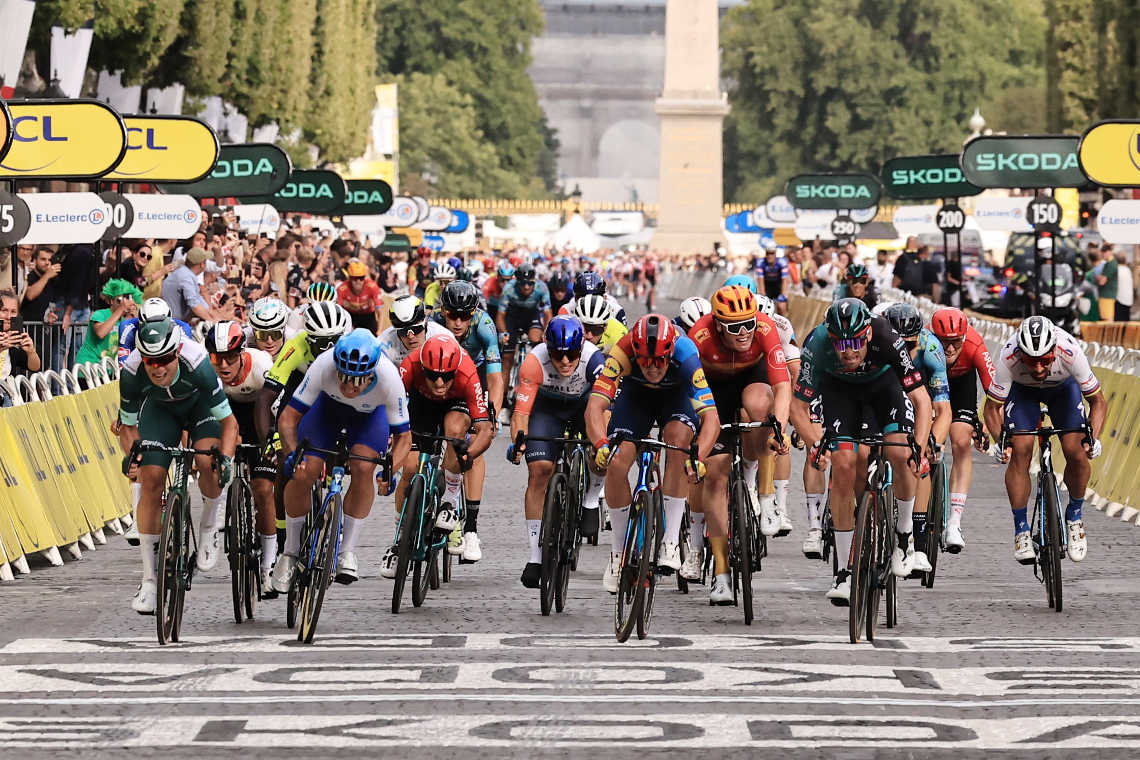 Combloux (France), 23/07/2023.- Belgian rider Jordi Meeus (C-R) of team BORA-hansgrohe crosses the finish line to win the 21st and final stage of the Tour de France 2023 over 115kms from Saint-Quentin-en-Yvelines to Paris Champs-Elysee, France, 23 July 2023. Green Jersey best sprinter Belgian rider Jasper Philipsen (L) of team Alpecin-Deceuninck finished second. (Ciclismo, Francia) EFE/EPA/CHRISTOPHE PETIT TESSON