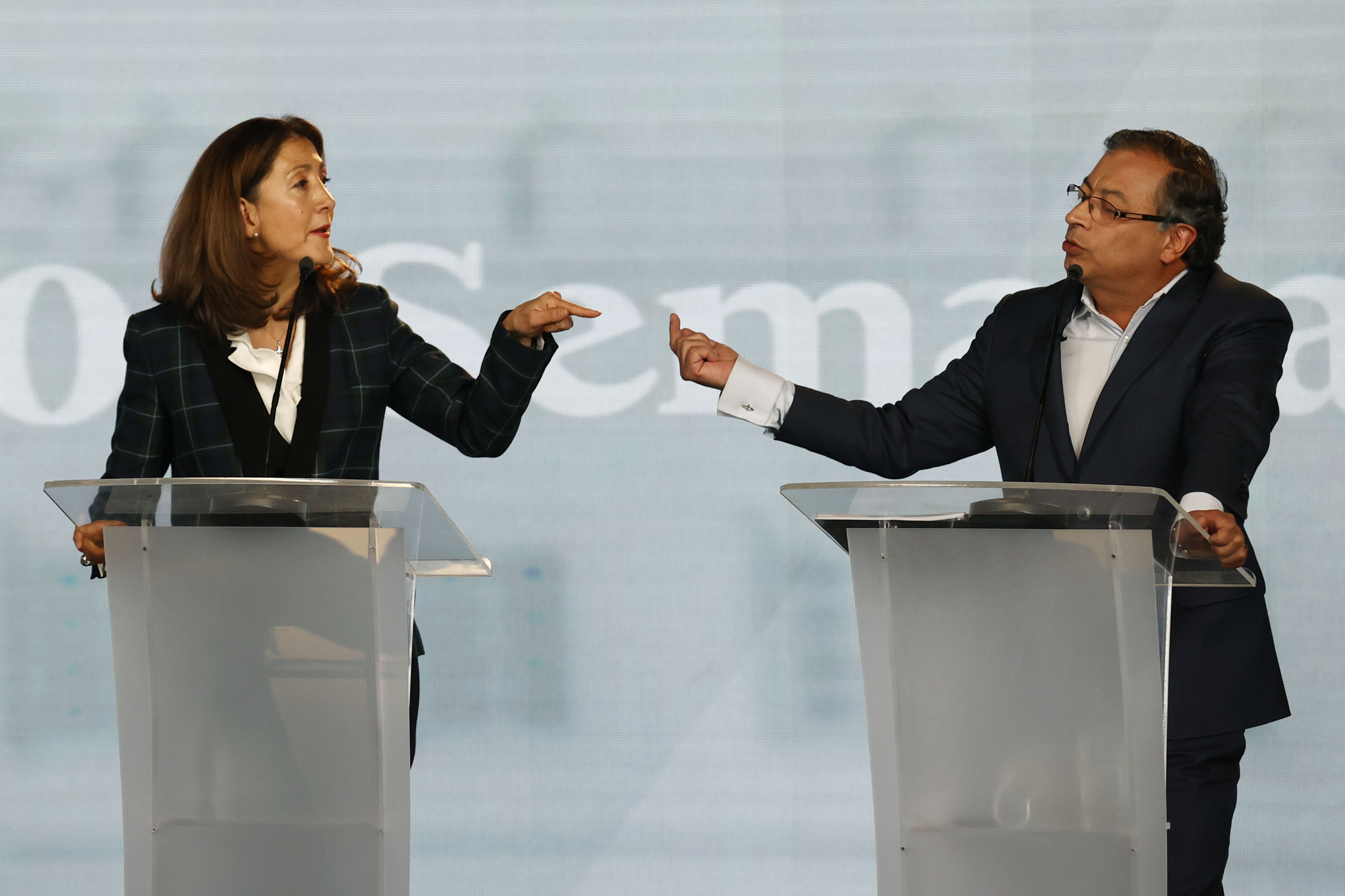 BOG400 BOGOTÁ(COLOMBIA), 14/03/2022.- Los candidatos a la presidencia de Colombia Íngrid Betancourt (i) y Gustavo Petro (d) hablan hoy en el primer debate de candidatos a la presidencia realizado por la revista Semana y el periódico El Tiempo en Bogotá (Colombia). EFE/Mauricio Dueñas Castañeda