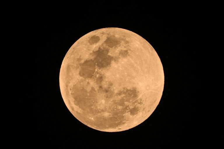 A la 1:26 de la mañana, empezó el eclipse total, que es cuando la Luna completa está en la umbra de la Tierra y se tiñe de rojo cobrizo.